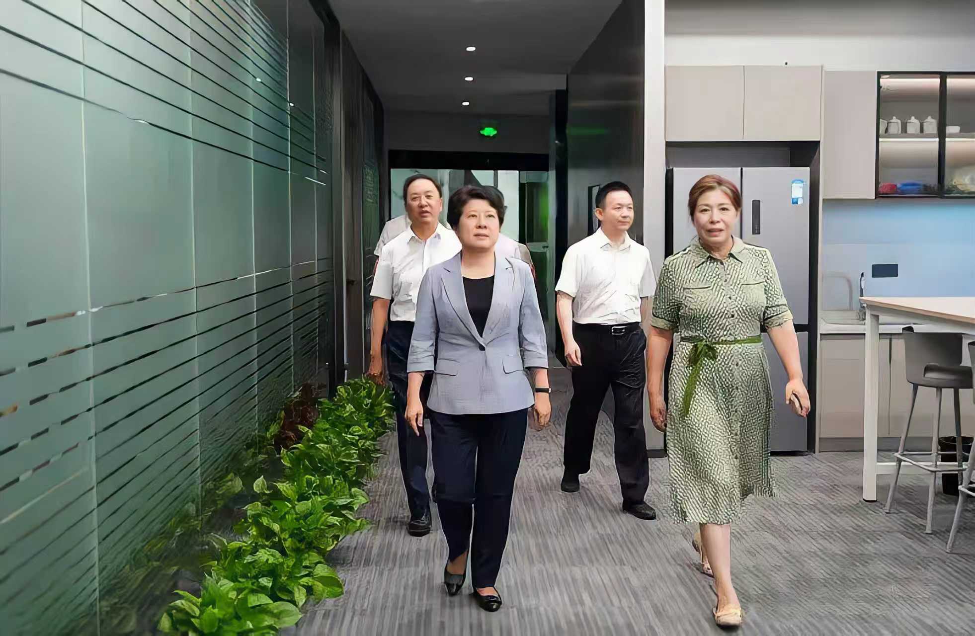 湖南省委常委、长沙市委书记吴桂英调研博深供应链。.jpg